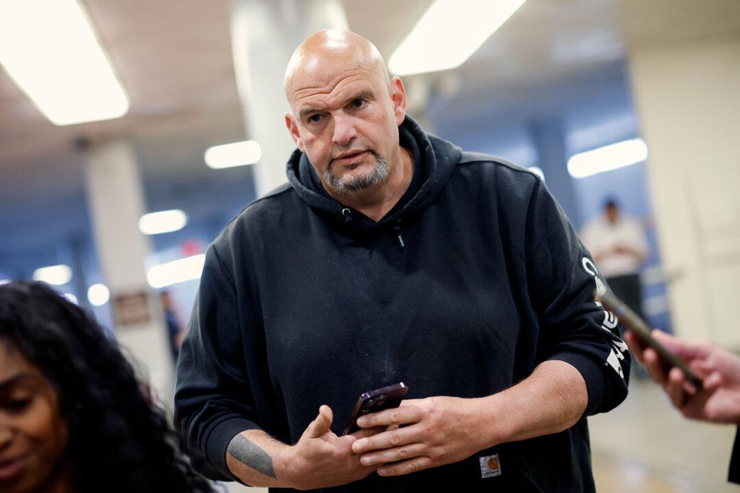 Sen. Fetterman to Meet With Trump at Mar-a-Lago