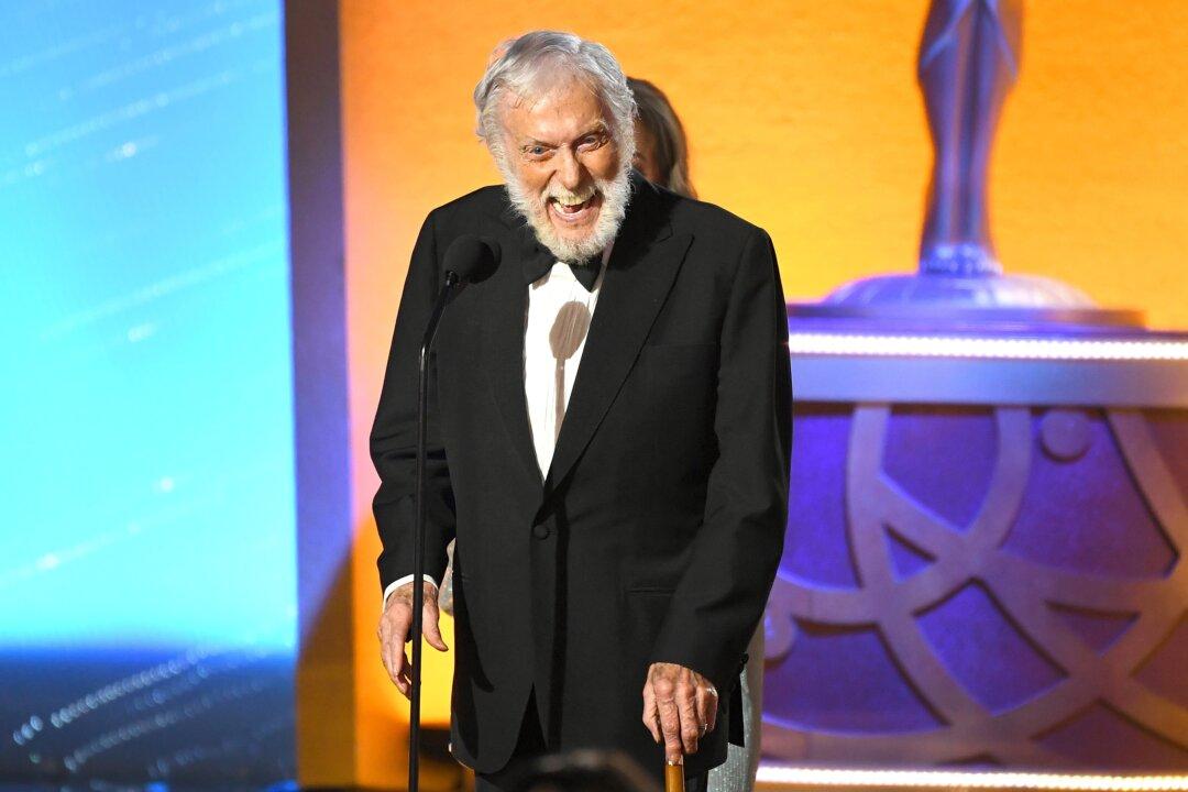 Dick Van Dyke’s Neighbors Carry Him to Safety From Wildfire: ‘I Was Trying to Crawl to the Car’