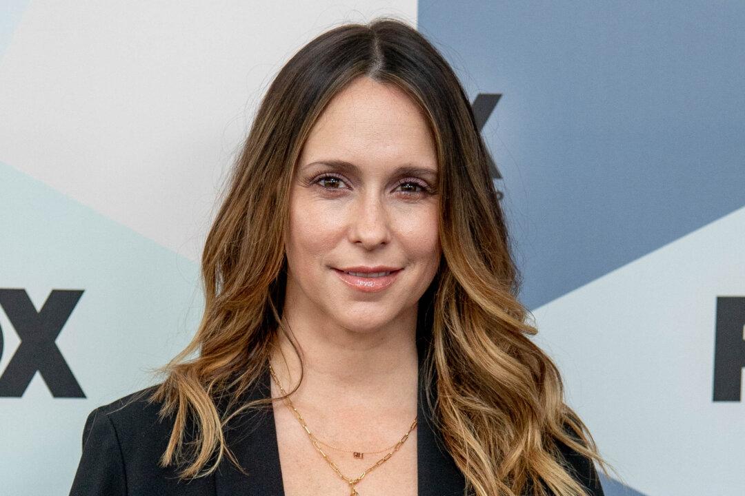 Jennifer Love Hewitt Honors Late Mother in New Christmas Movie