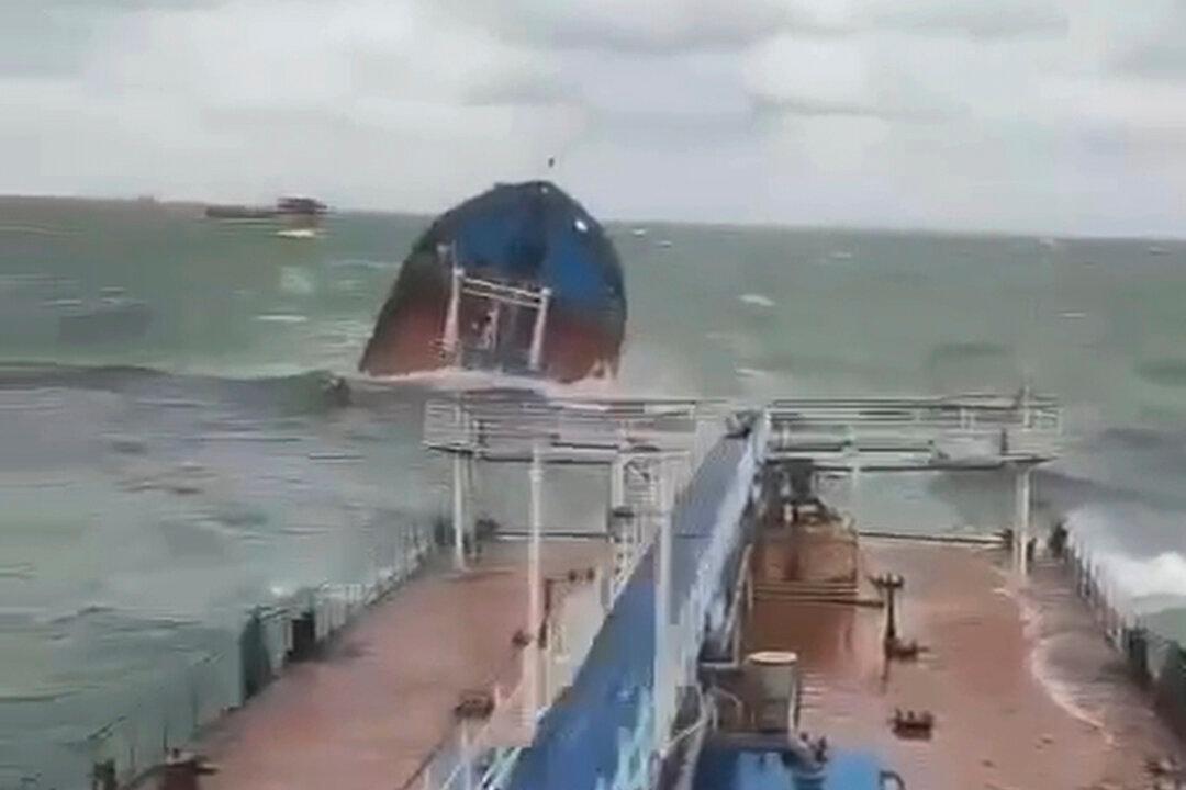 Russian Tanker Splits in Storm, Spilling Oil Into Kerch Strait