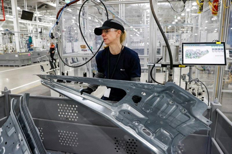 US Manufacturing Slump Deepens as Output Falls to 55-Month Low, Inflationary Pressures Spike