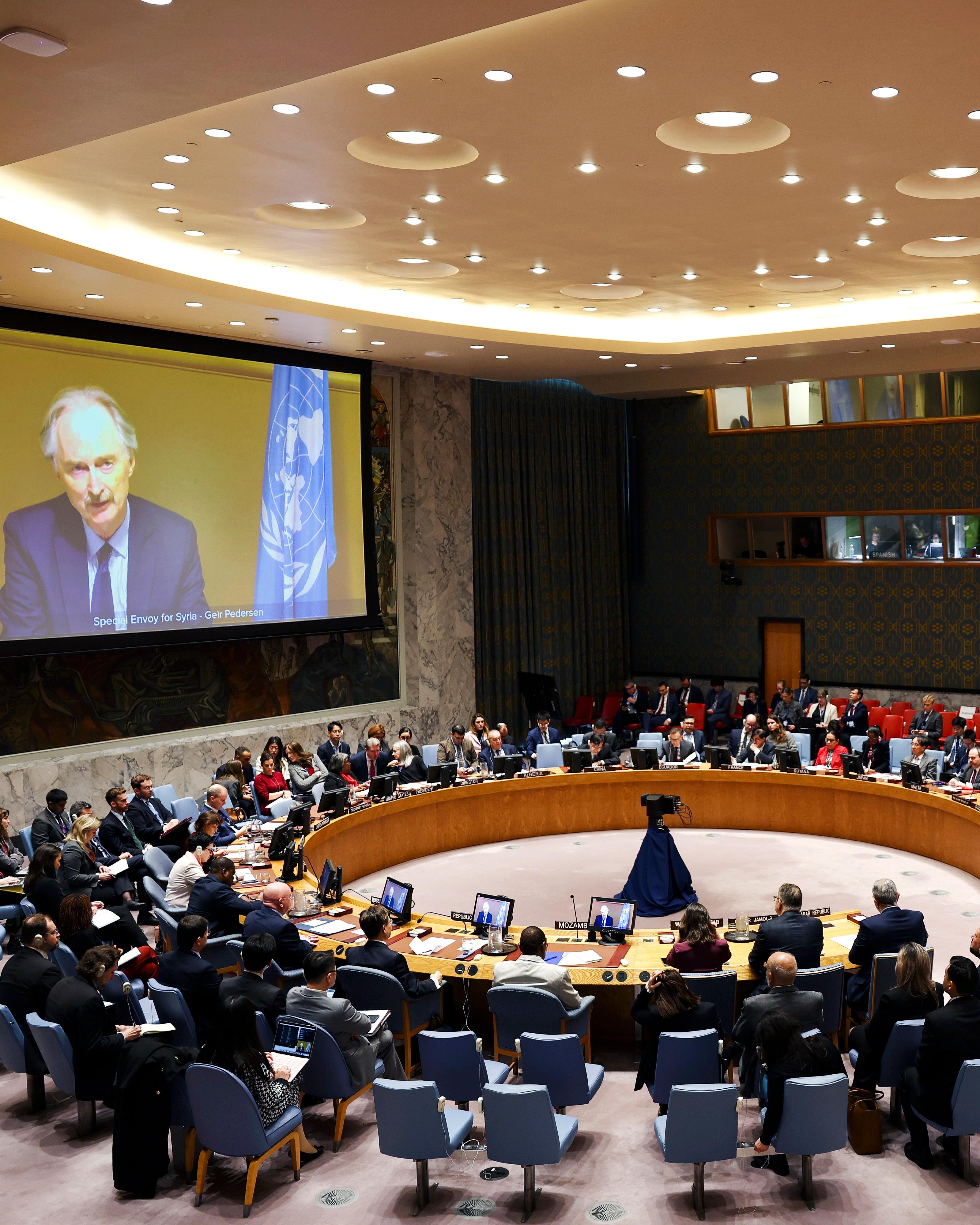 Day in Photos: UN Meets on Syria, Shattering Earthquake, and Tom Cruise Receives Navy Award