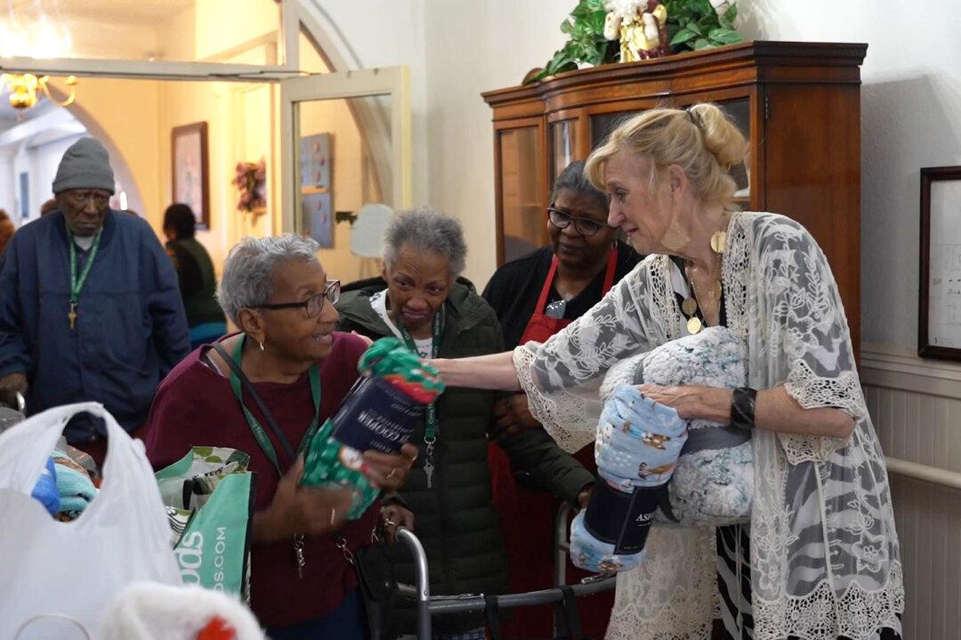 Donated Blankets Spread Warmth to Seniors During Christmas Season