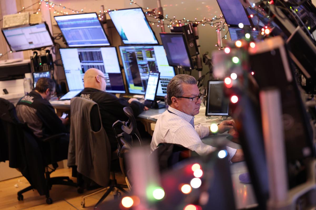 Santa Claus Rally Loses Ground on Rising Bond Yields