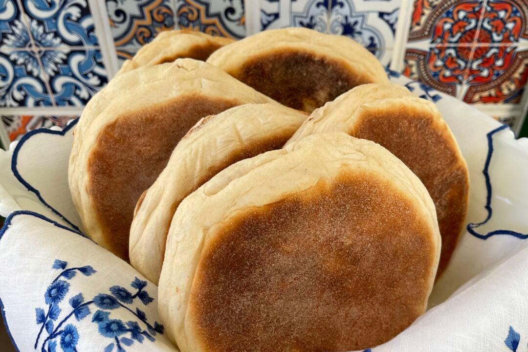 Bolos Lêvedos (Portuguese English Muffins)