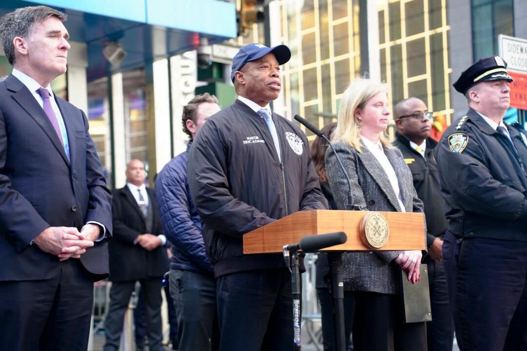 Outgoing New York Mayor Honors Community Groups, Police for Reducing Crime