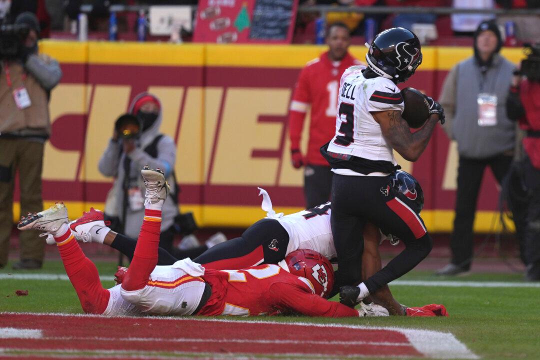 Texans WR Tank Dell Hospitalized After Severe Knee Injury on TD Catch vs. Chiefs