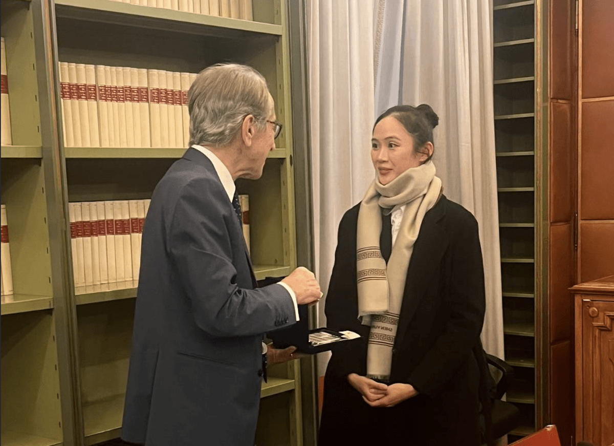 Senator Giulio Terzi di Sant’Agata, President of the Senate’s EU Affairs Committee and former Italian Foreign Minister, presented a gift to Shen Yun Performing Arts on Jan. 31, 2025, during a visit by the artists to the Italian Senate in Rome, accepted by Shen Yun principal dancer Angelia Wang. (Courtesy of Senator Giulio Terzi di Sant’Agata)