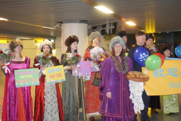 Shen Yun Performing Arts' company arrived at Warsaw Chopin Airport in Poland, where fans warmly welcomed them on Dec. 31. 2024. (Mary Man/The Epoch Times)