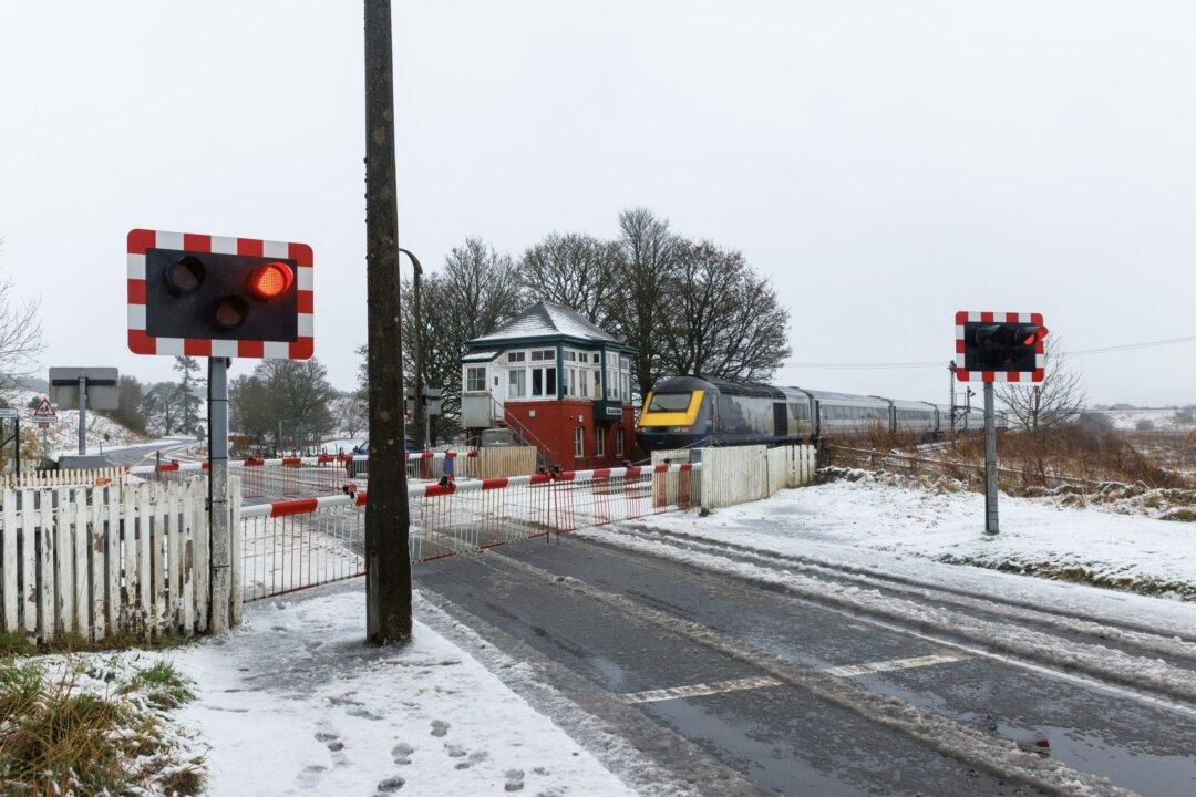Ice Warning for Parts of UK as Temperatures Drop Following Floods