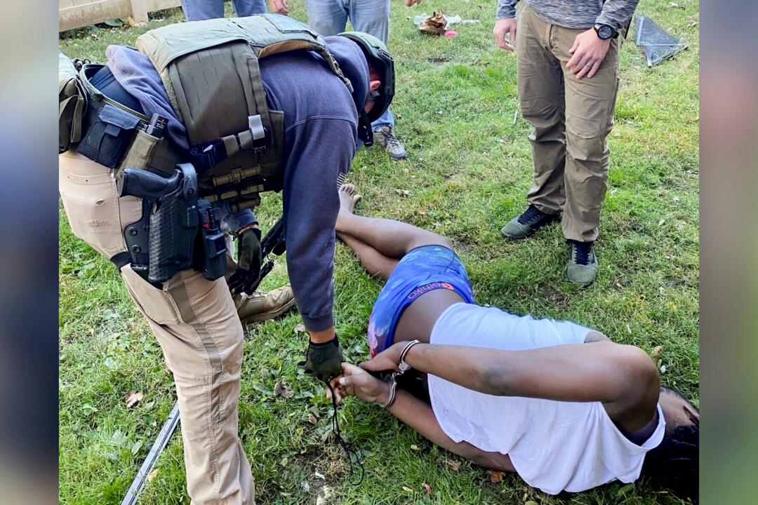 US Marshals Arrest 74,222 Fugitives in 2024, Including 5,337 Murder Suspects