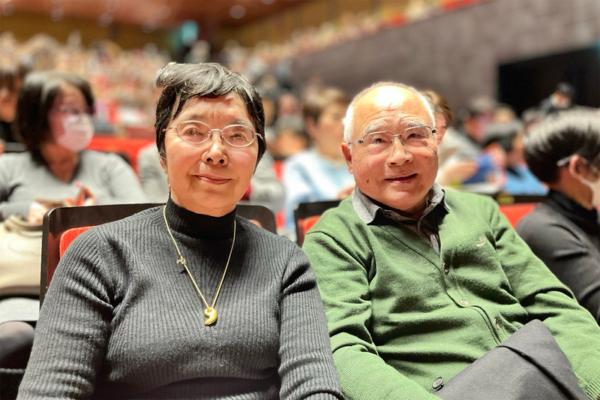 Yasukiyo Ueda and his wife attended the Shen Yun Performing Arts performance at the ROHM Theatre Kyoto on Jan. 2, 2025. (Xu Zheng/The Epoch Times)