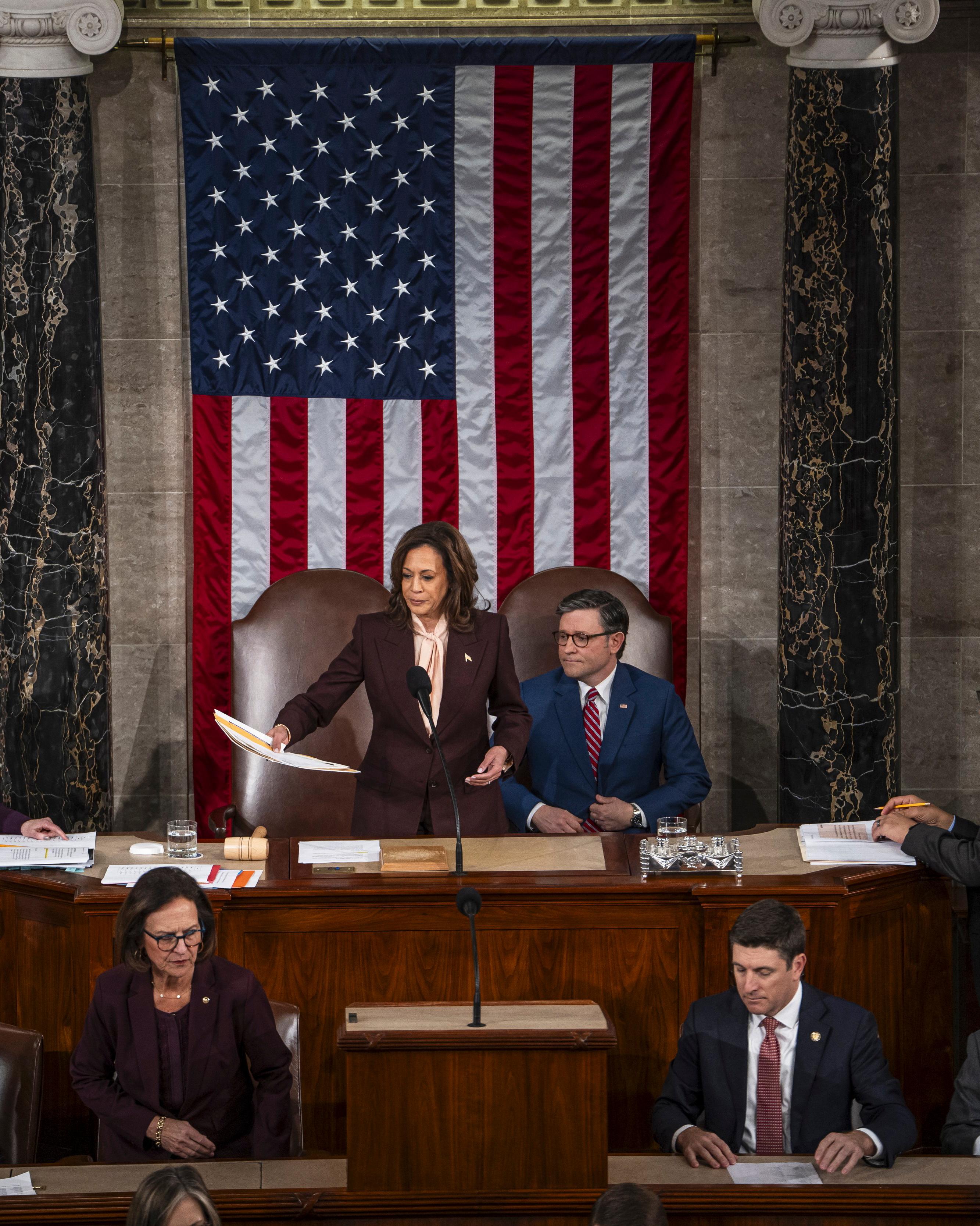 Day in Photos: Congress Certifies Trump’s Victory, Trudeau Resigns, Snowstorm in Washington