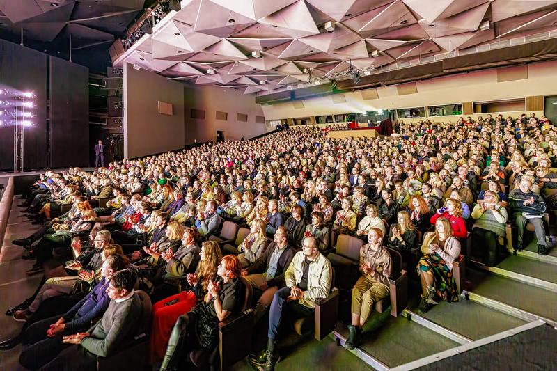 The audience gave enthusiastic applause after Shen Yun International Company's second performance at the Dailes Theatre in Riga, the capital of Latvia, on the evening of January 6, 2025. (Zhentong Zhang/The Epoch Times)