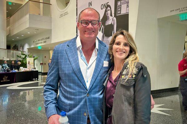 Peter Doremus and Sophia Bianchi enjoyed Shen Yun's evening performance at the Adrienne Arsht Center for the Performing Arts on Jan. 10, 2025. (Teng Dongyu/The Epoch Times)