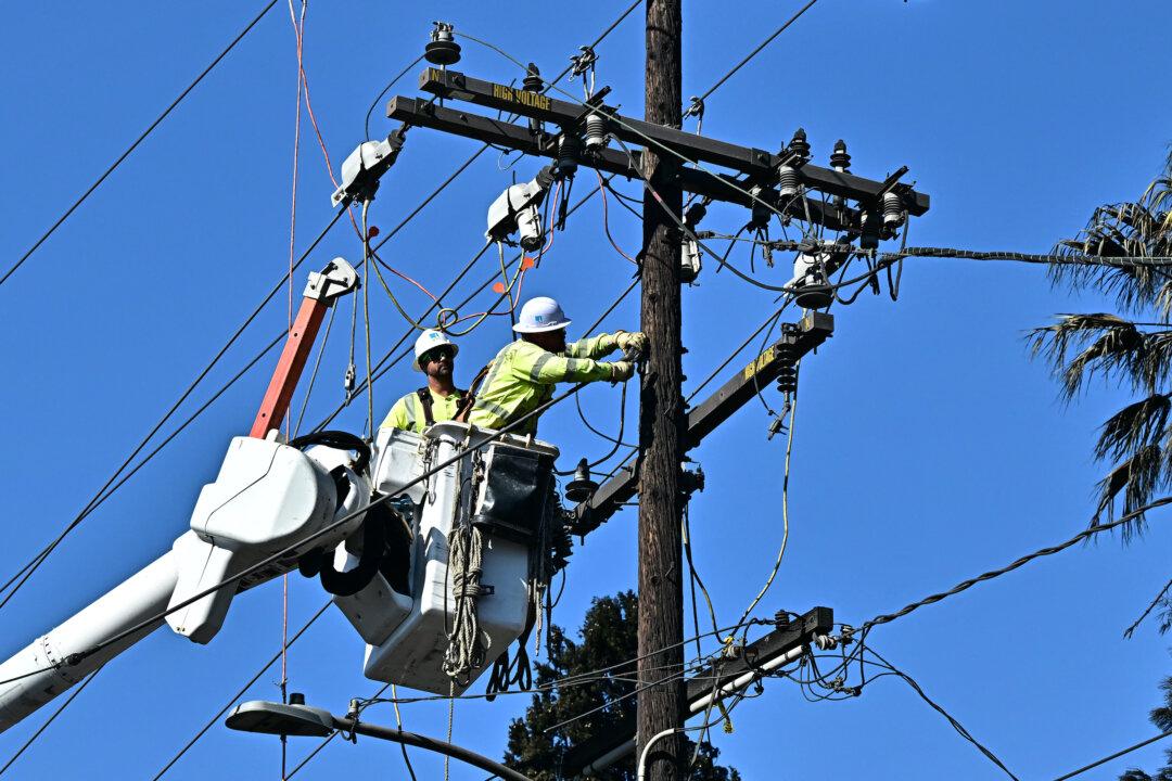 ‘AI Can’t Climb a Utility Pole’—Experts Warn of ‘Silver Tsunami’ in US Utilities