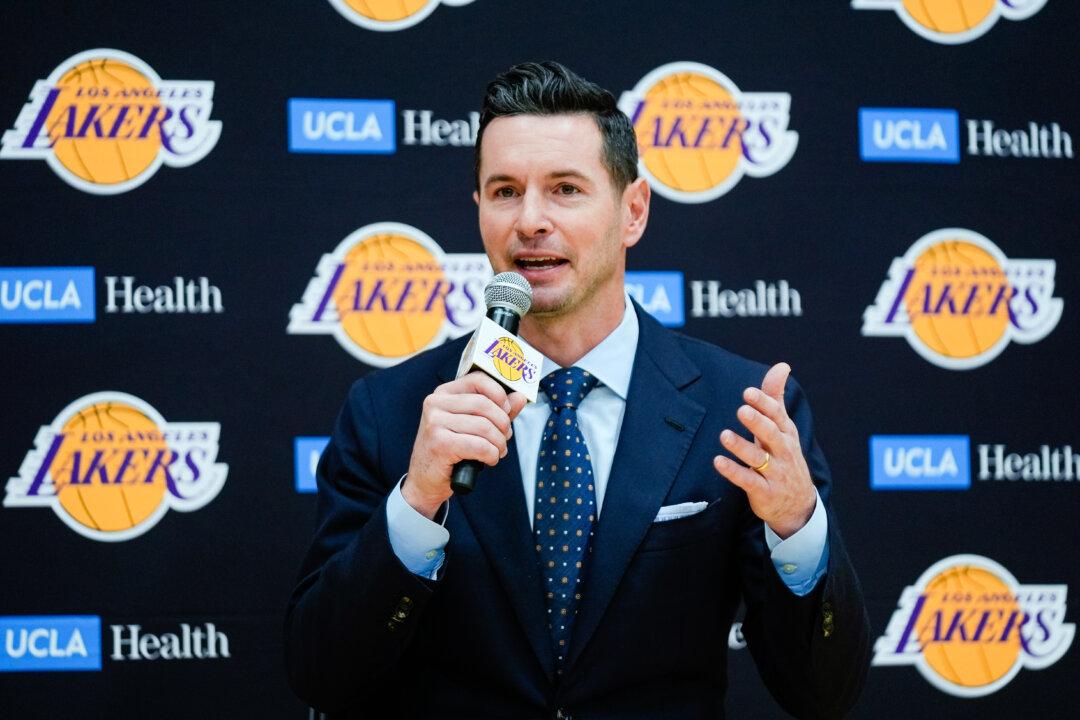 Spurs’ Chris Paul, Victor Wembanyama Give Gift to Sons of Lakers Coach JJ Redick