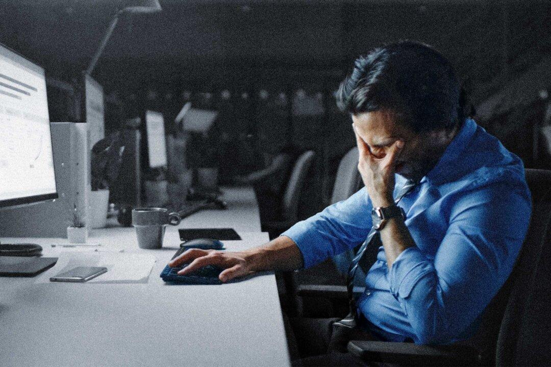 Sedentary Work and Irregular Schedules Linked to Long-Term Sleep Problems