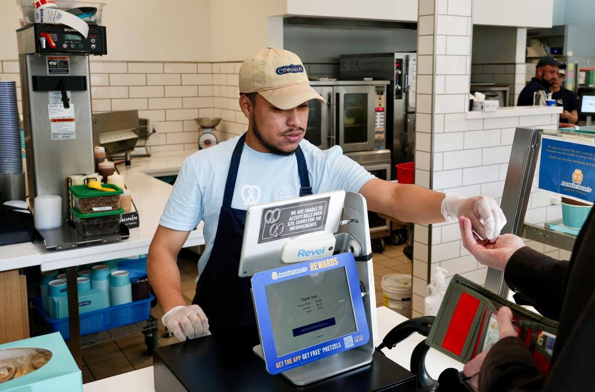 Restaurant Hiring Continues to Lag Behind Pre-Pandemic Levels After Growth in 2024