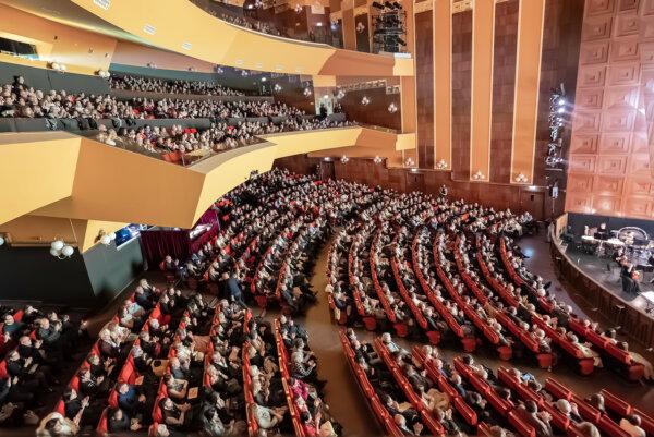 The audience enjoying Shen Yun Performing Arts at the Teatro Lirico in Cagliari, the capital of Sardinia, Italy, on Jan. 3, 2025. (Konstaintin Skabrin/NTD)
