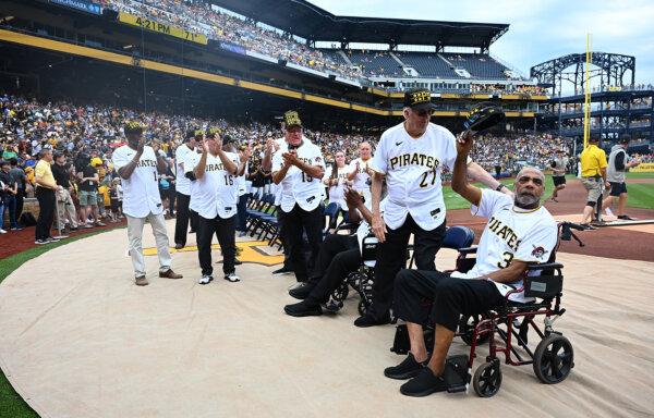 Former Pittsburgh Pirates outfielder Dave Parker tips his hat to the crowd during a ceremony honoring the 1979 World Series championship team before the game against the Atlanta Braves at PNC Park in Pittsburgh, Pa., on May 25, 2024. (Justin Berl/Getty Images)
