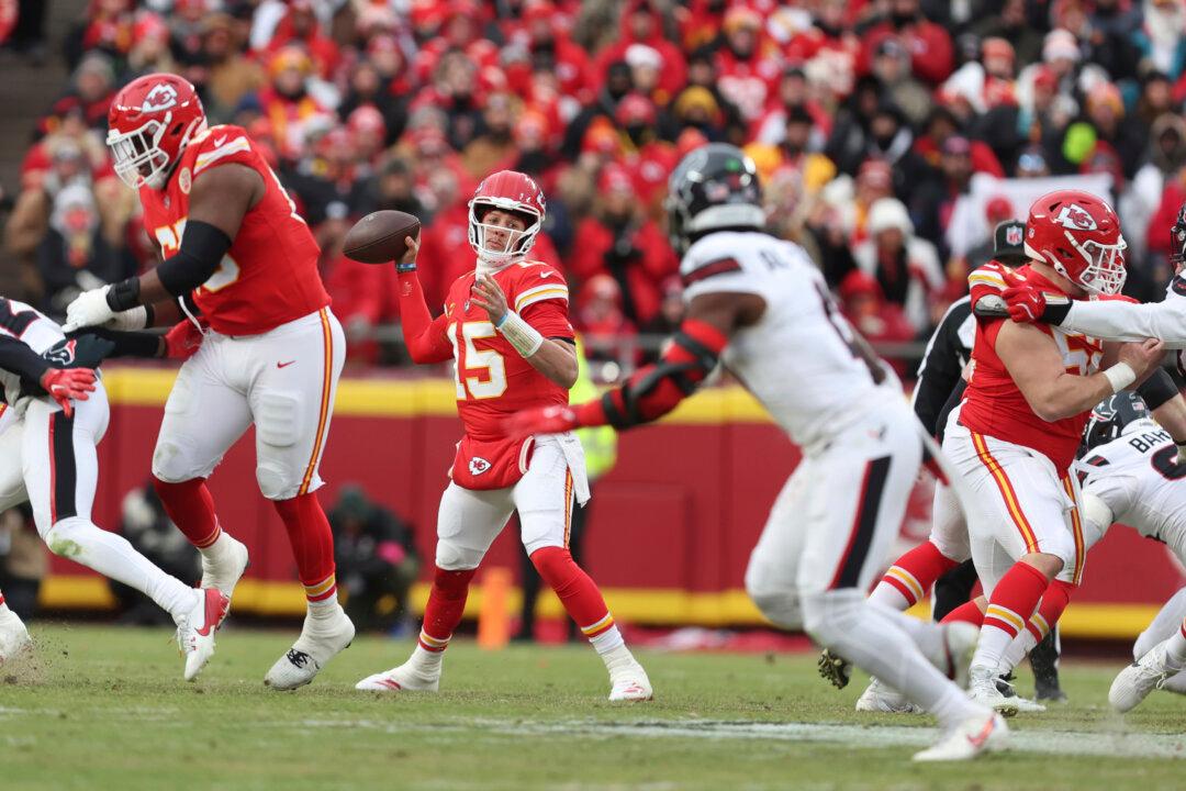 Mahomes and Kelce Help Chiefs to a 23–14 Win Over Texans and Another AFC Title Game Trip