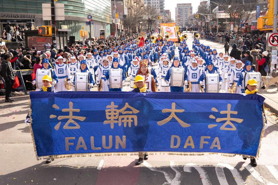 Falun Gong Practitioners Celebrate Chinese New Year in Flushing Parade