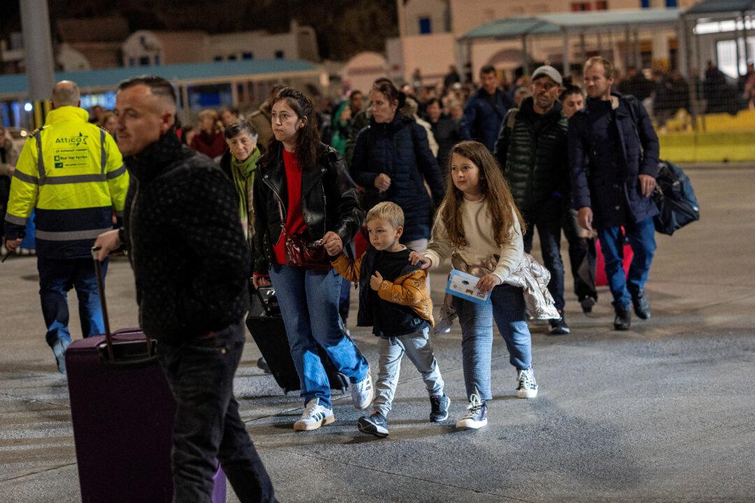 Hundreds Flee Santorini as Quakes Disrupt Life