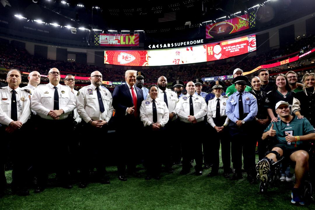 Trump Becomes 1st Sitting President to Attend Super Bowl