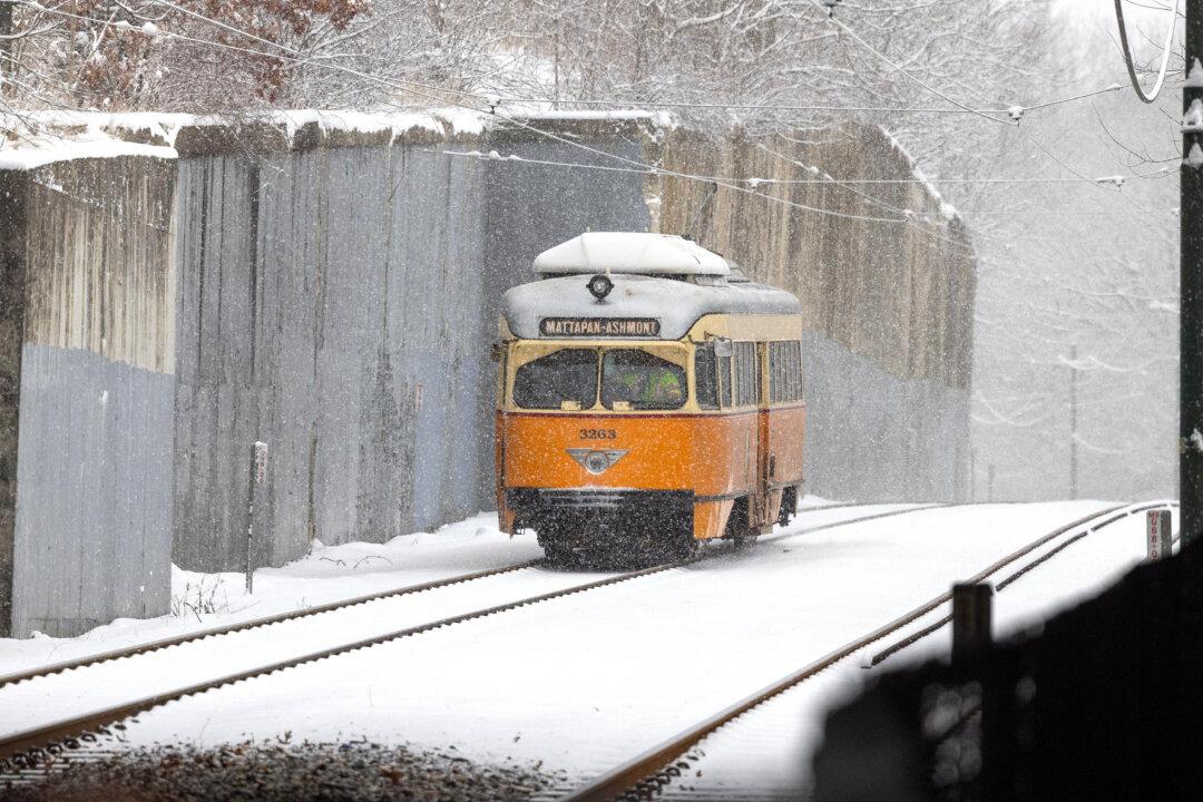 Fast Moving Storms Leaves Fluffy Piles of Snow Across New England