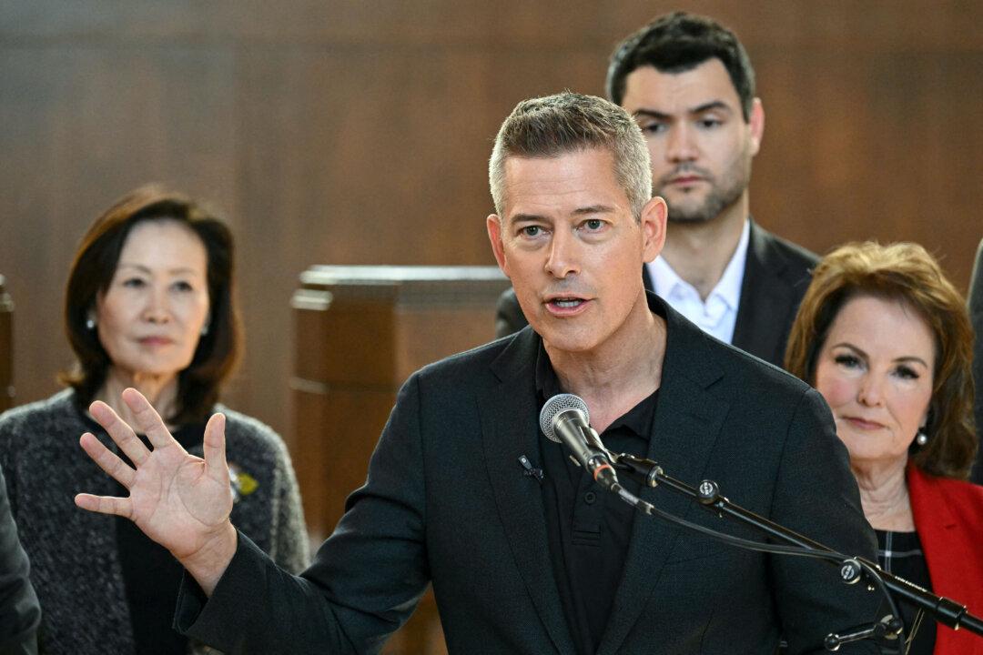 Transportation Secretary Unveils Plan to Boost Hiring of Air Traffic Controllers