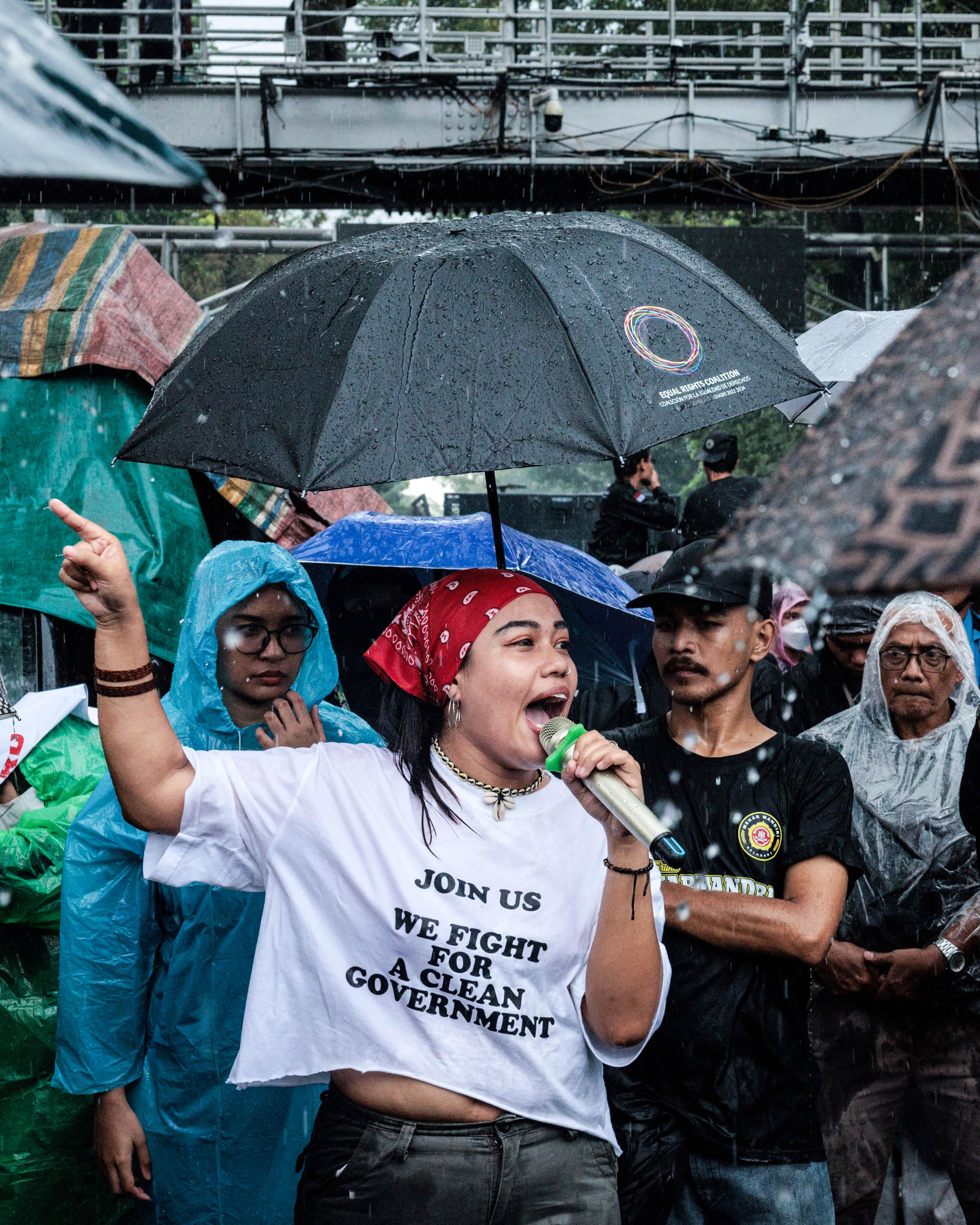 Day in Photos: Protests in Indonesia, Howard Lutnick Sworn In, Heavy Snow in Turkey