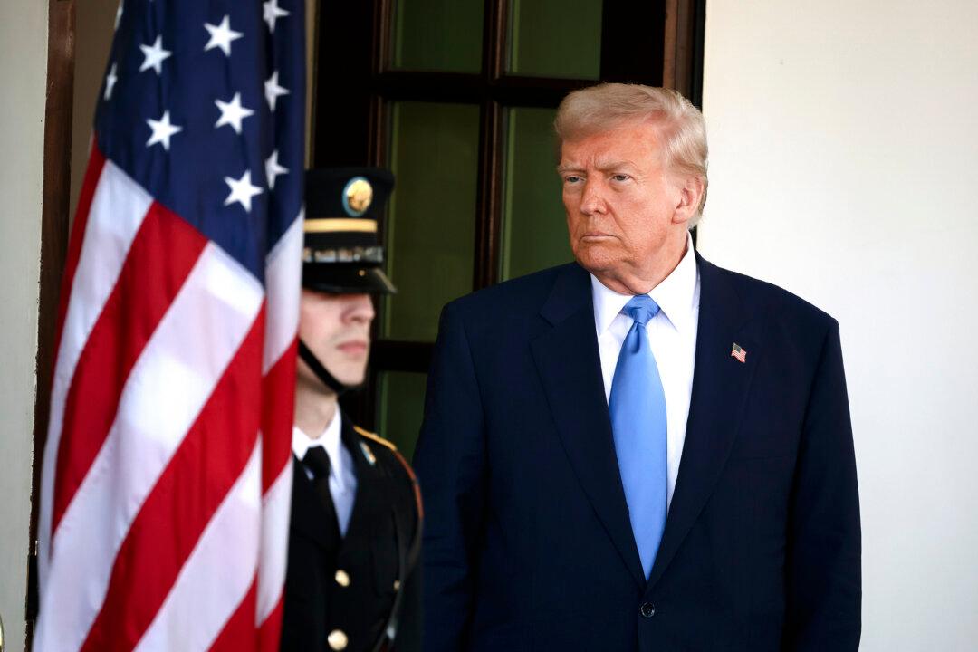 Trump Backs Mass ‘Accomplishment’ Email, Says It’s Designed to Figure Out Who’s Working