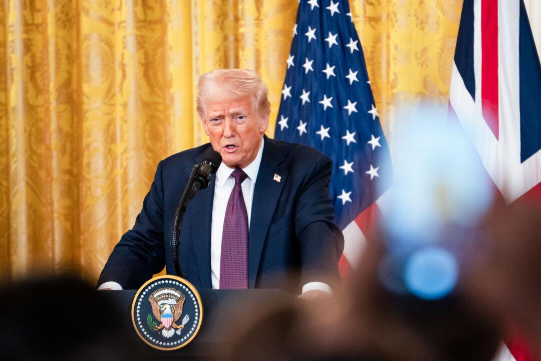 Trump Signs Order Making English the Official Language of US