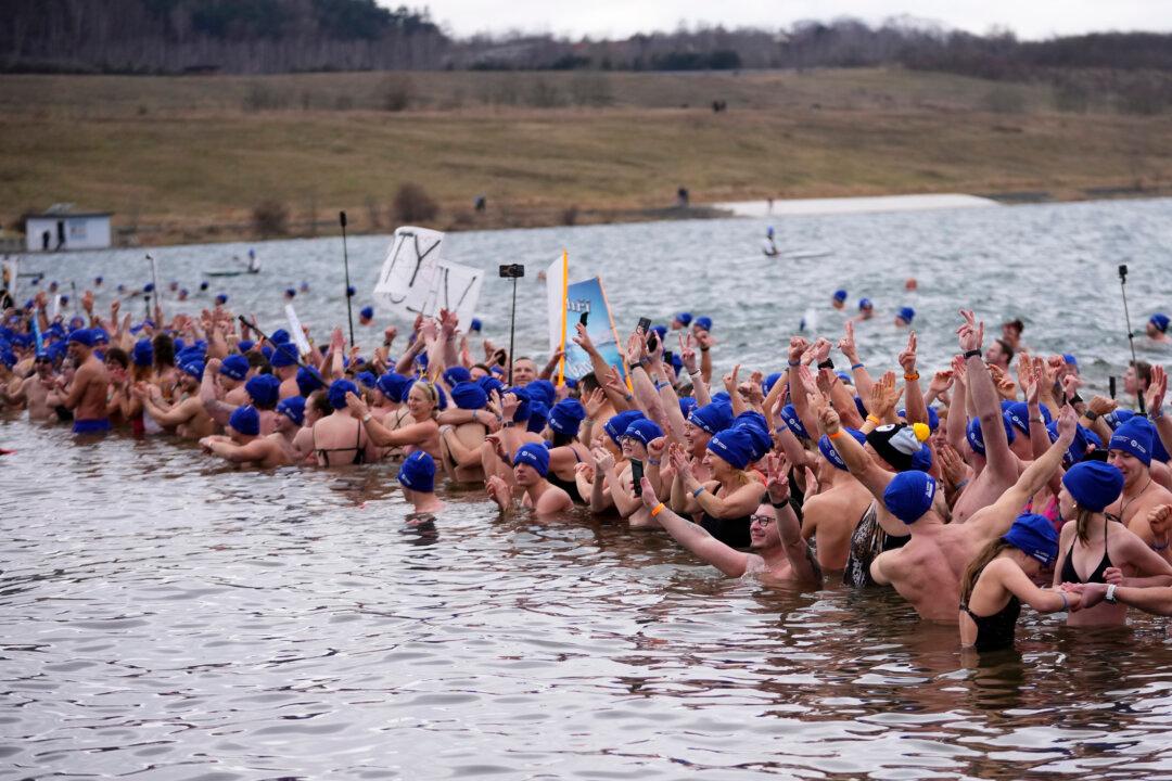 Cold-Water Swimmers in Czech Republic Set New World Record for Largest Polar Bear Dip
