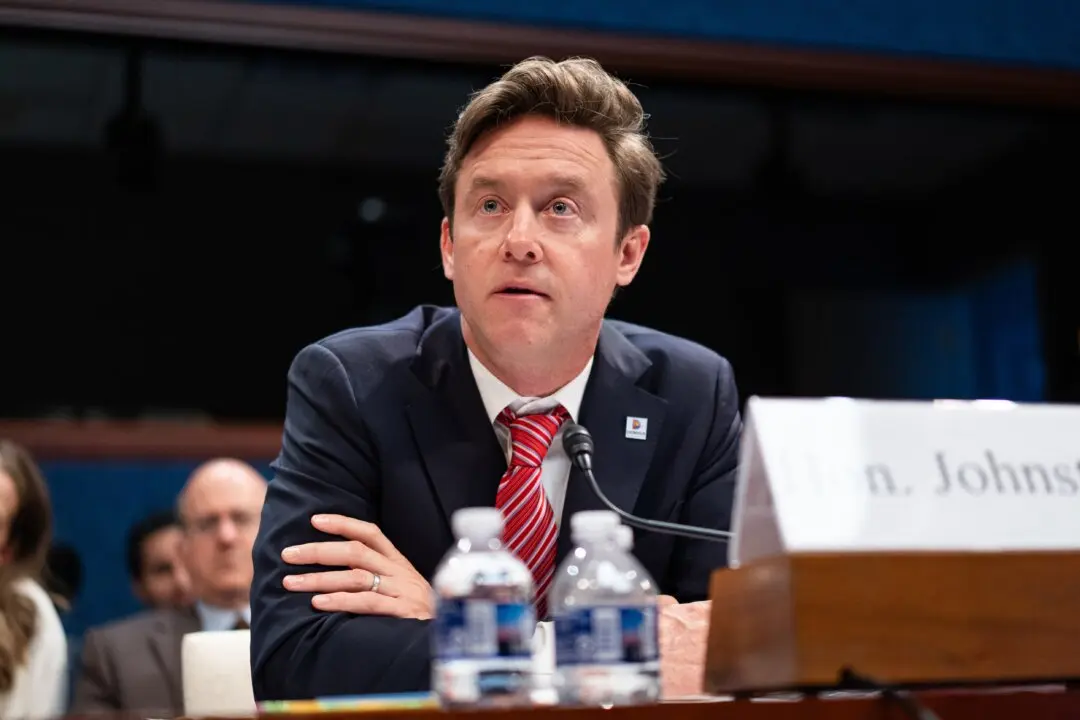 Denver Mayor Signs Order to Ban Federal Immigration Agents From Using City Property