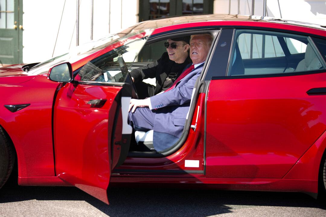 Trump to Buy Red Tesla in Show of Support for Musk