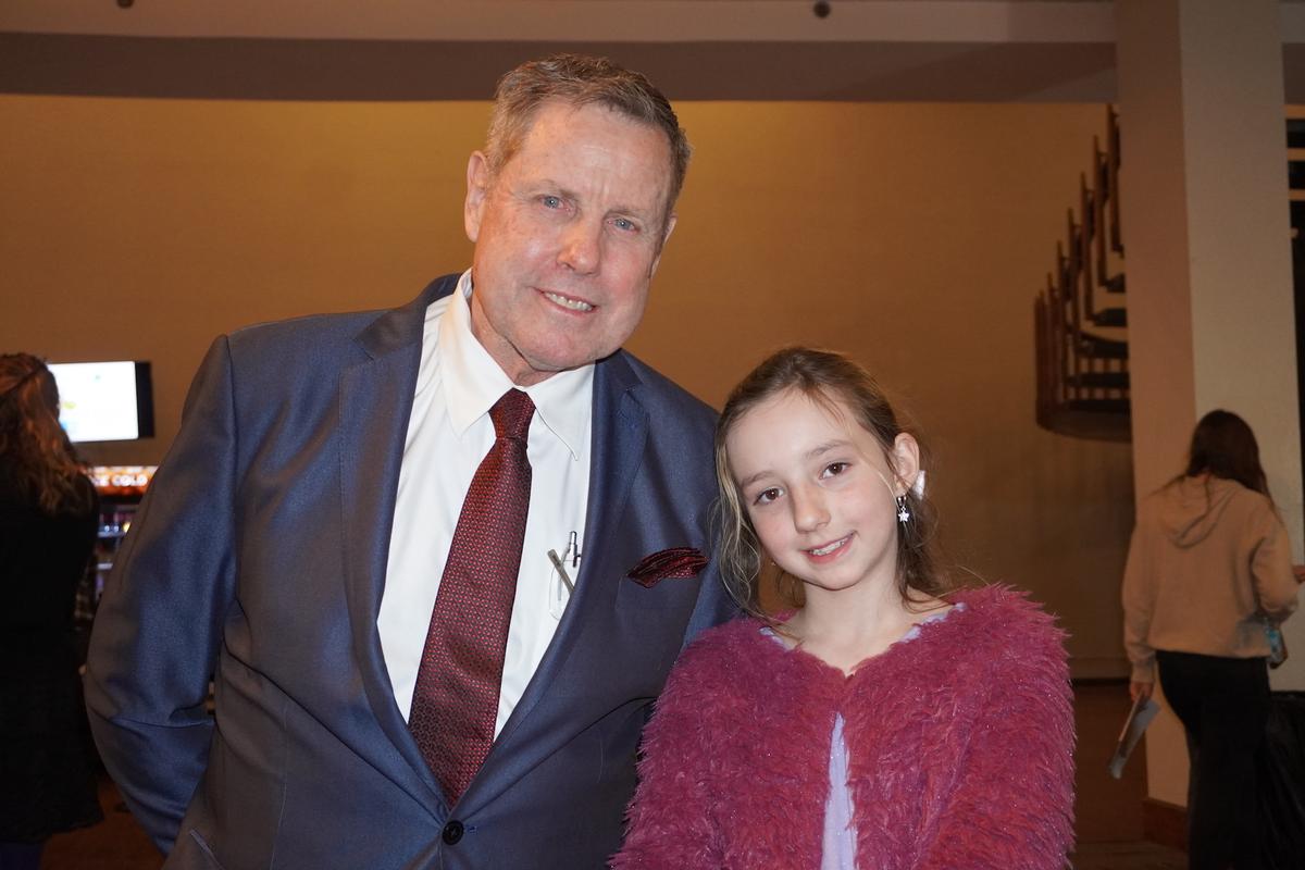 Pilot Has Seen Shen Yun Multiple Times, Sharing the Beauty of Shen Yun With His Family