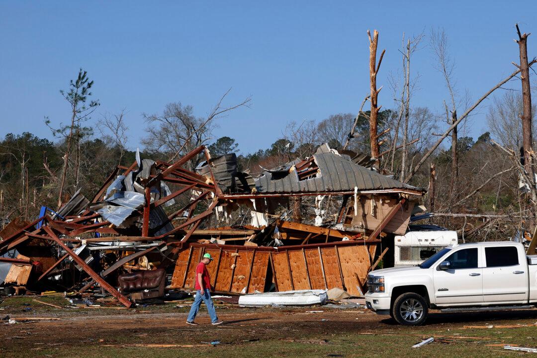 Massive Storm Leaves at Least 39 Dead as US Hit by Tornadoes, Wildfires, Blinding Dust