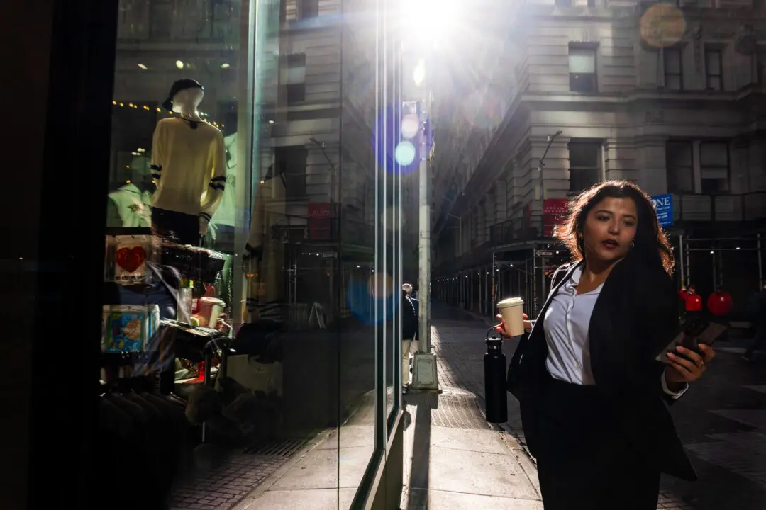 US Consumer Confidence Holds Steady as Job Market Shows Signs of Firming