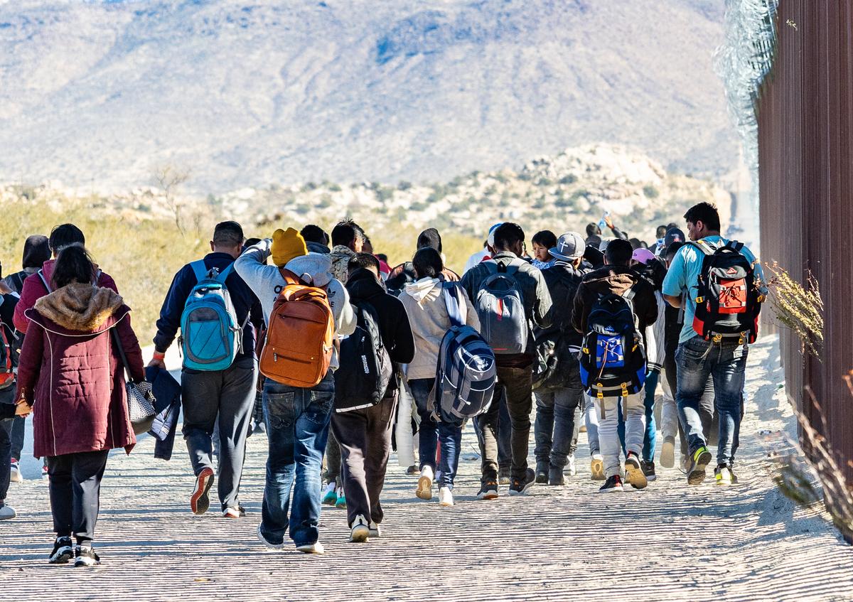 30,000 Missing Illegal Immigrant Children Located: Tom Homan thumbnail