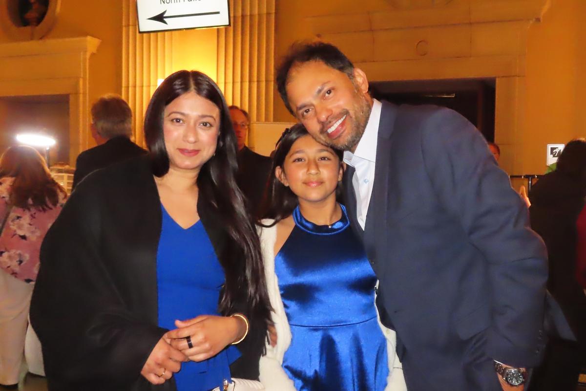 Shen Yun’s Singer Brings Engineer to Tears