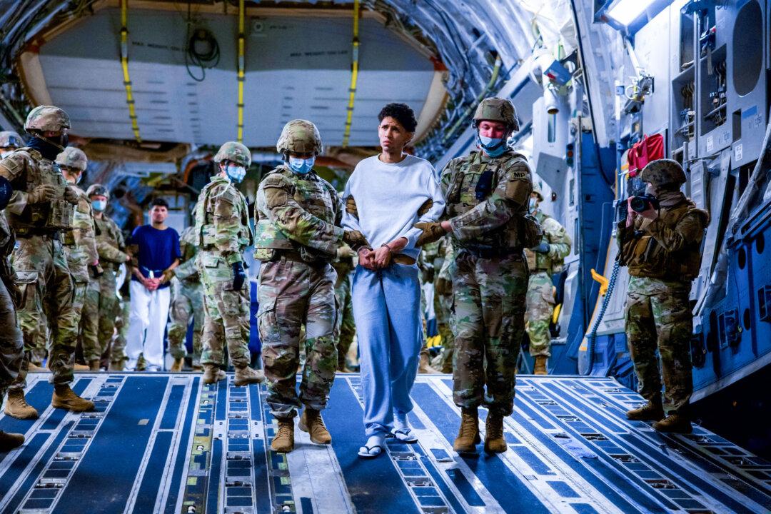 Venezuelans Urge Supreme Court to Reject Trump’s Appeal of Deportation Block