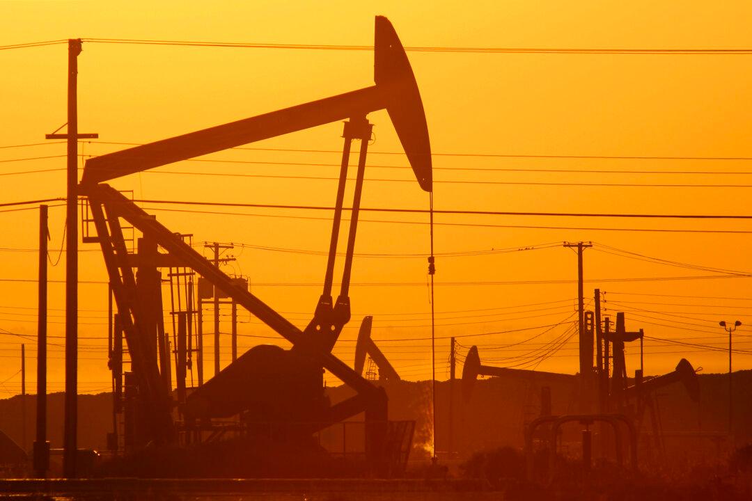 US Crude Oil Inventories See Surprising Buildup, Oil Price Drops More Than 6 Percent
