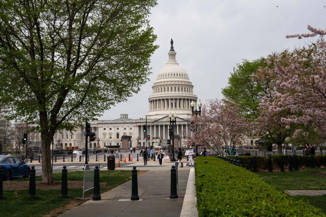 Trump Urges Republicans to Back Budget Plan as Holdouts Remain