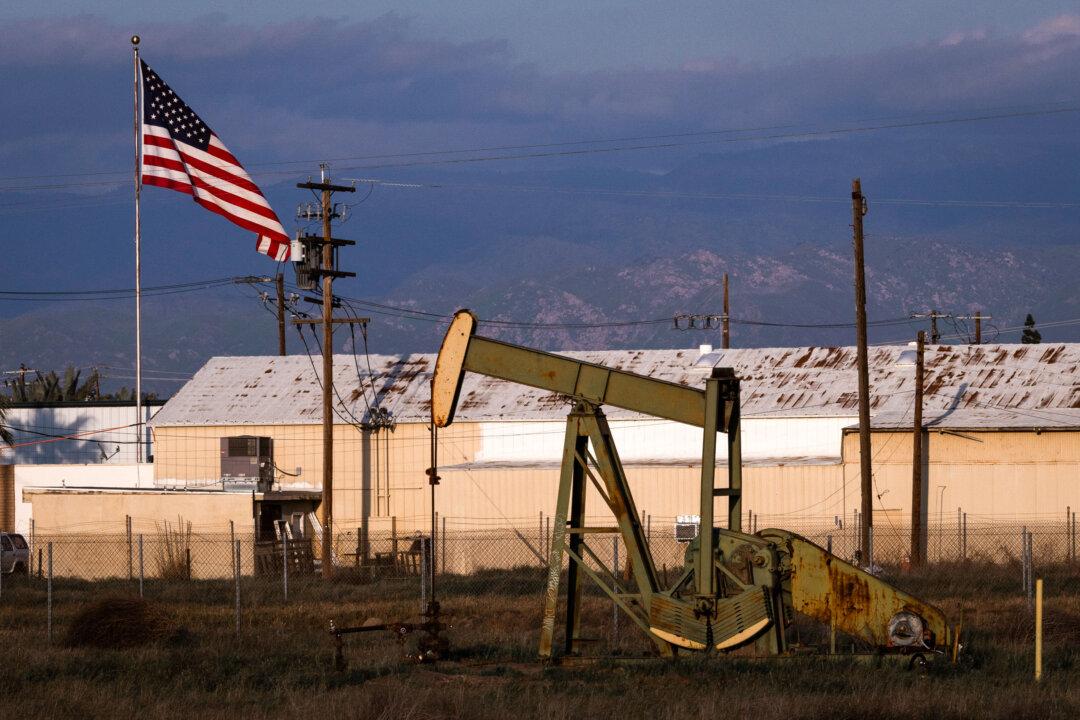 US Crude Oil Futures Drop Below $60 per Barrel to Lowest Level in 4 Years