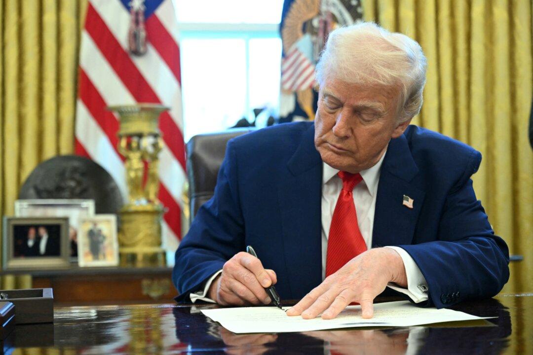 Trump Signs Order to Simplify Regulations for Federal Procurement