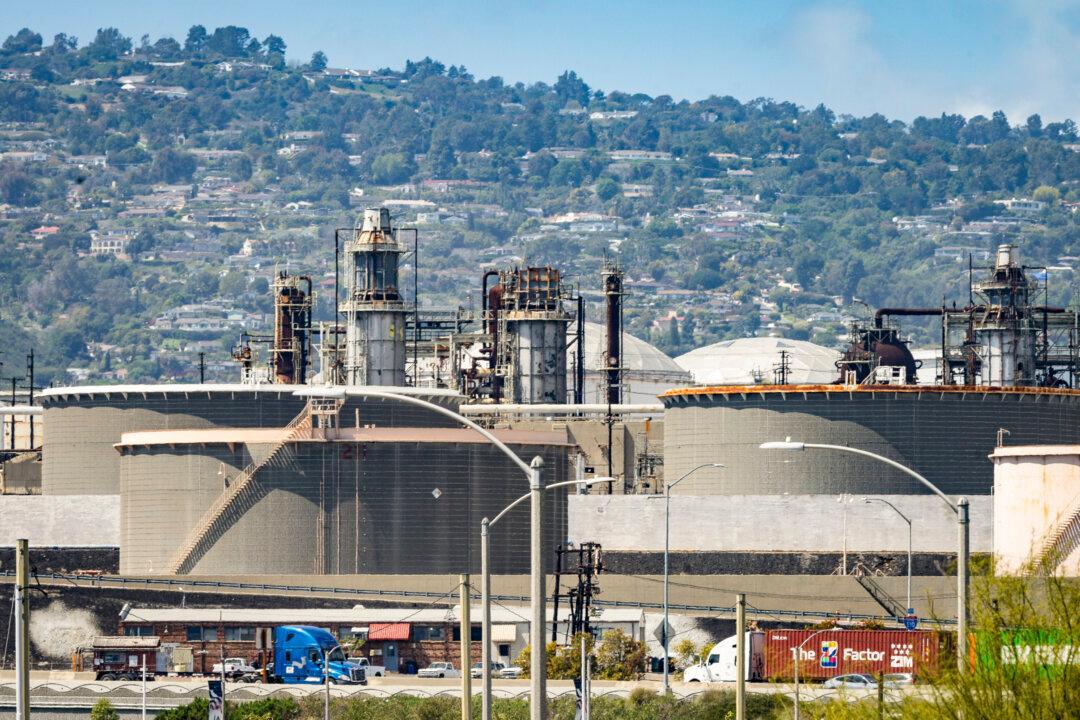 California Ponders Takeover of Oil Refineries as Facilities Shut Down