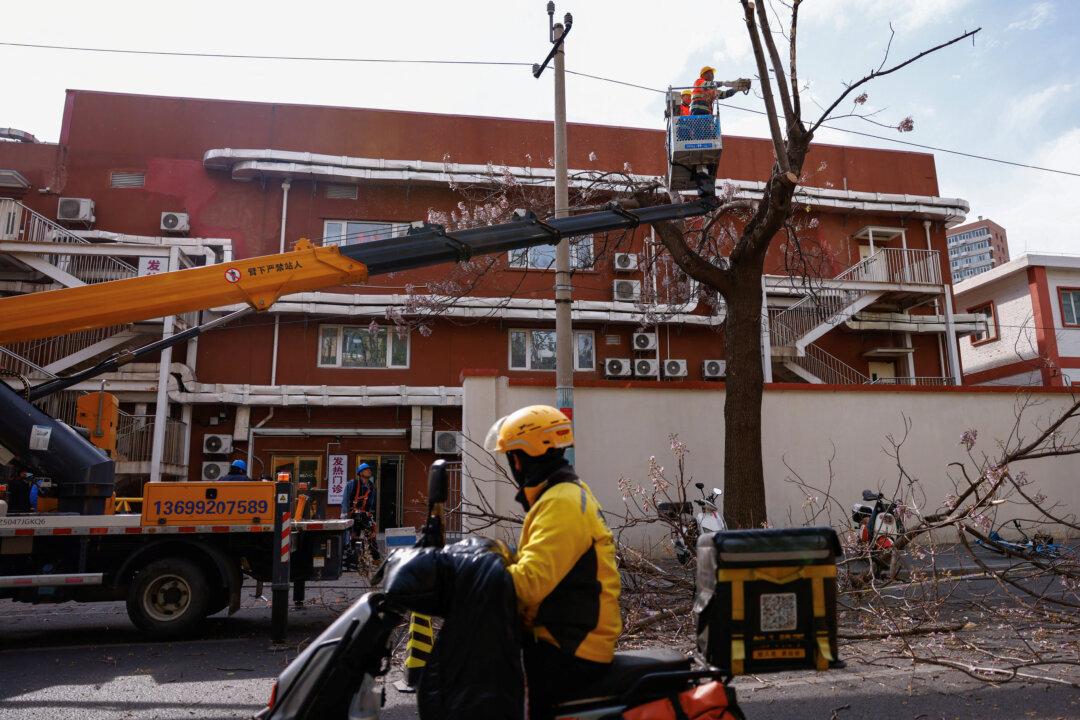 Cold Winds Sweep Beijing, Closing Key Sites, Disrupting Travel