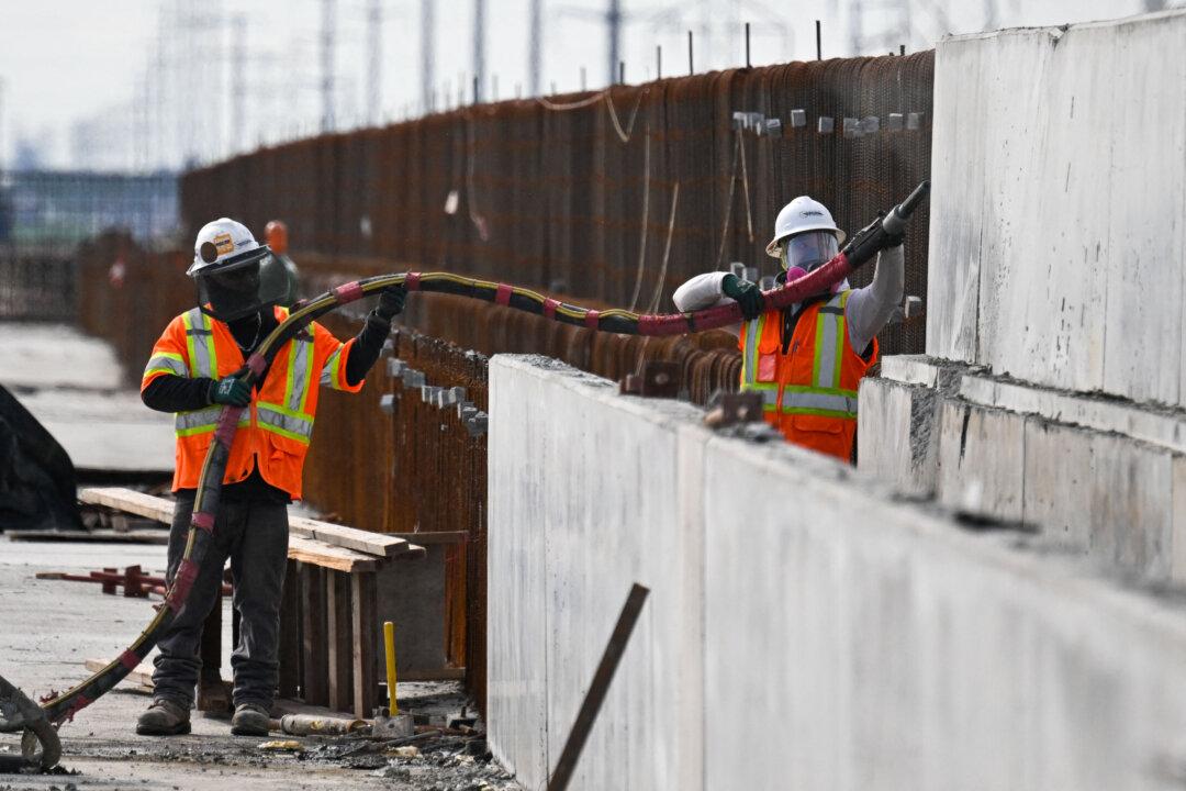 Trump Orders Technological Upgrades in Infrastructure Permitting Processes